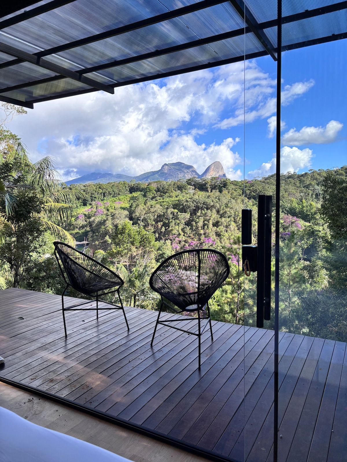 Deck privativo com cadeiras Acapulco e vista da Pedra Azul
