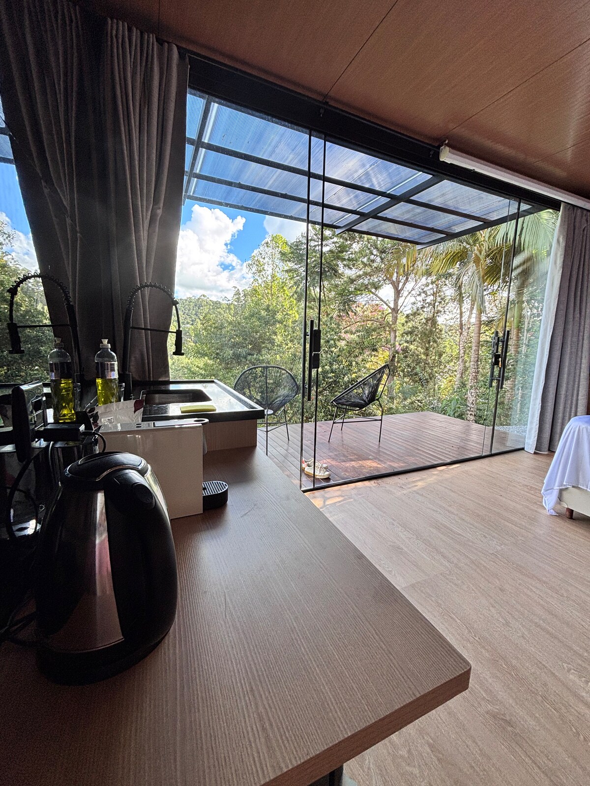 Cozinha integrada com vista pela janela panorâmica