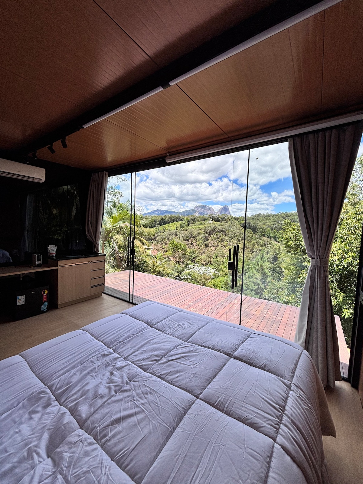 Cama com vista panorâmica direta para a Pedra Azul