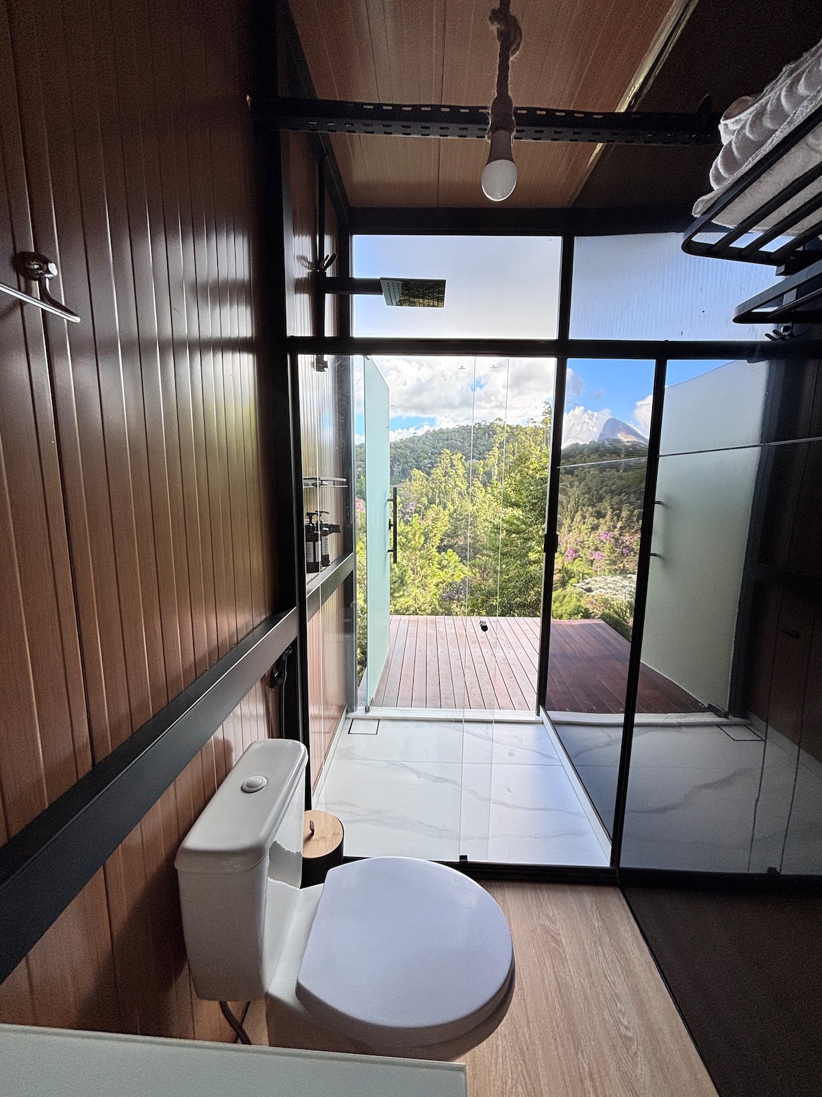 Banheiro com janela panorâmica para a Pedra Azul