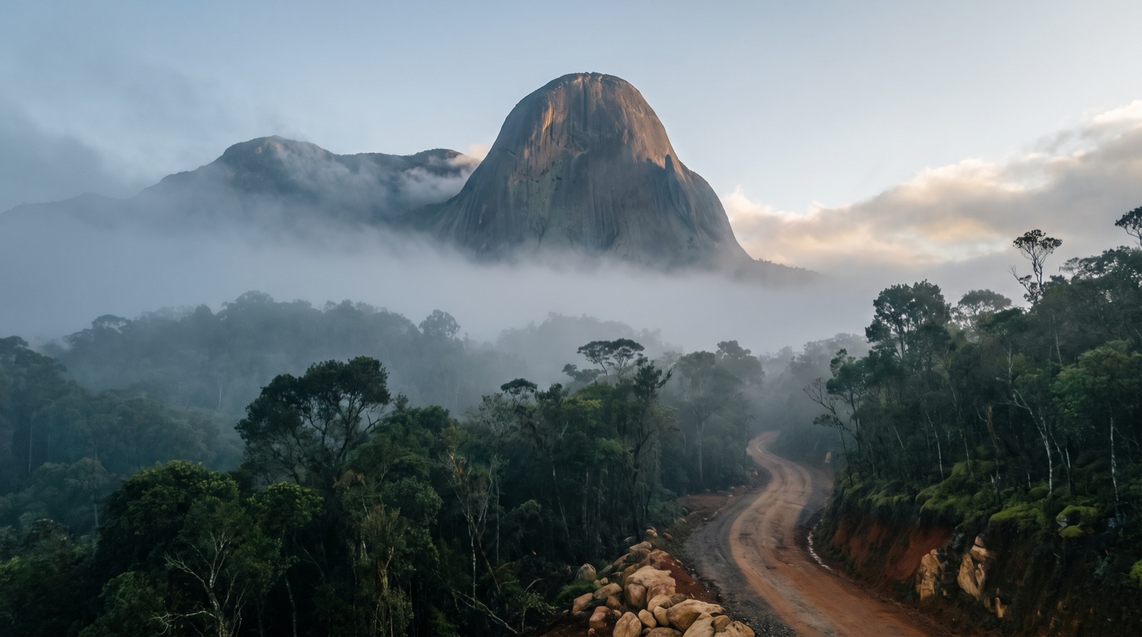Neblina sobre a Mata Atlântica em Pedra Azul no inverno