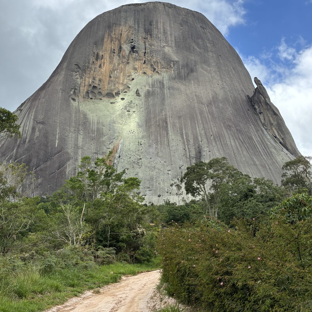 Caminho de terra levando à base da Pedra Azul